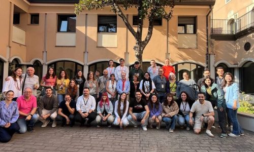 Un grupo de personas en un patio de un edificio