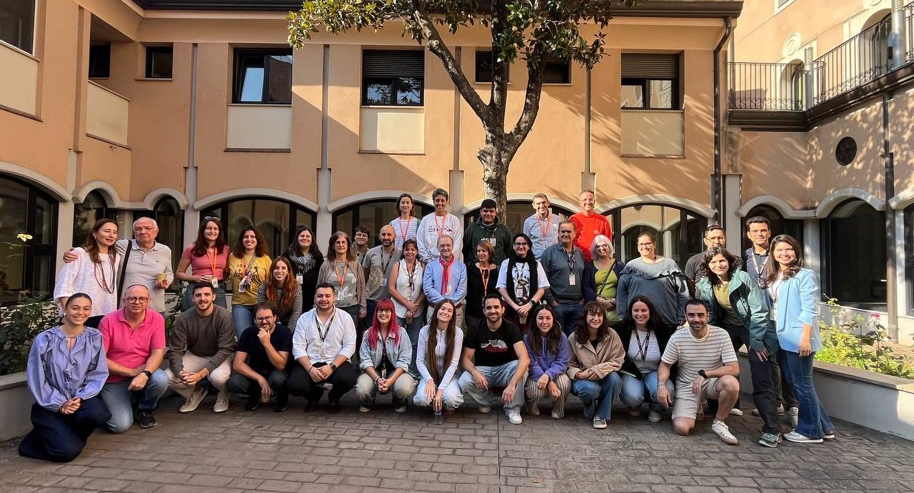Un grupo de personas en un patio de un edificio